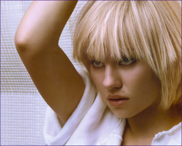 elisha_cuthbert-may2k_ba9f2.jpg