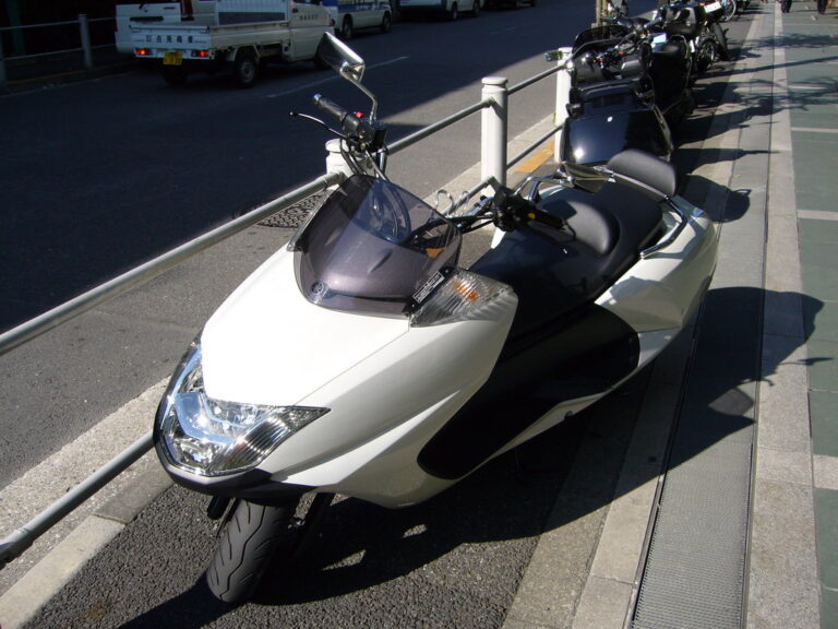 White Yamaha Maxam